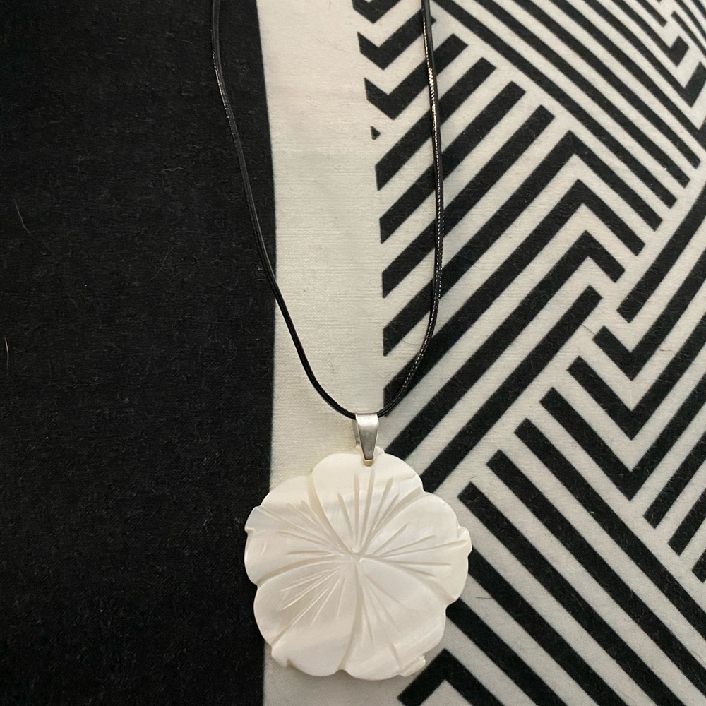 Shell necklace - Picture 2 of 4